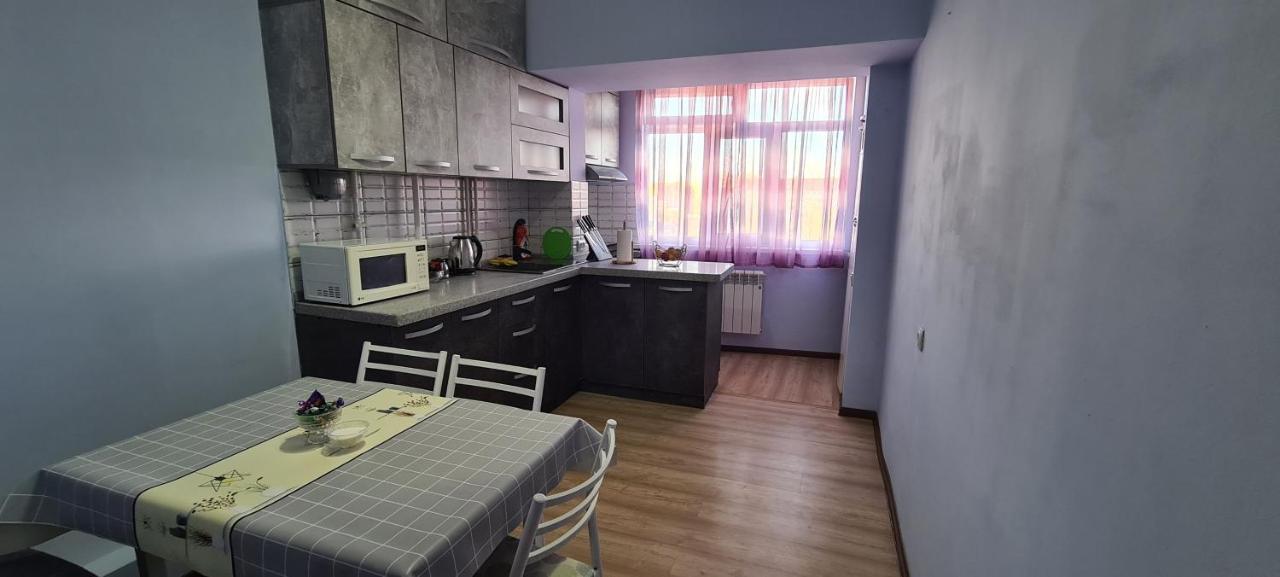 Flat In Central Bișkek Exterior foto